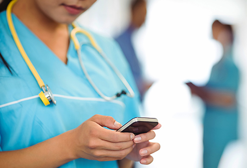 lekarz ze smartfonem